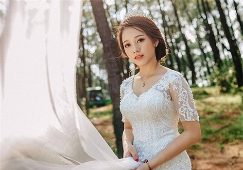 Không chỉ xuýt xoa khen ngợi gương mặt không tì vết, cư dân mạng đoán già đoán non xem ai mới là nhân vật chính.