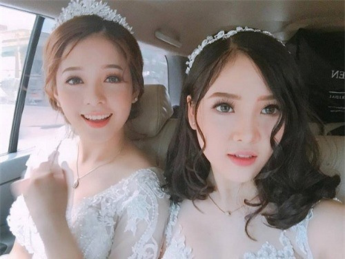 Như hai thiên thần trong bộ váy cưới bồng bềnh, bức ảnh tự sướng của cô dâu và phù dâu được mệnh danh xinh nhất Facebook mấy ngày qua được chia sẻ rầm rộ.