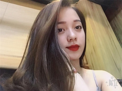 Có lẽ các chàng trai hâm mộ hai cô nàng có thể thở phào nhẹ nhõm vì những hình ảnh trên chỉ là do Ngân - Uyên đi làm mẫu ảnh cho một studio, chứ không phải một đám cưới thật.