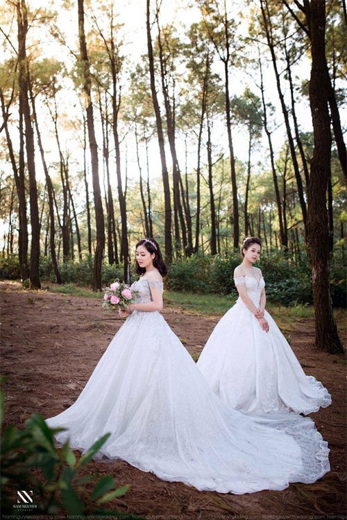 Với dòng caption:"Cô dâu và phù dâu xinh đẹp nhất newsfeed hôm nay", chỉ sau vài giờ, bức ảnh này nhận được hơn 11k like cùng hàng nghìn lượt chia sẻ ở một Fanpage dành cho hội trai xinh gái đẹp.