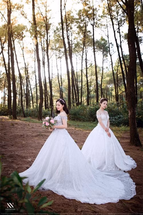 Với dòng caption:"Cô dâu và phù dâu xinh đẹp nhất newsfeed hôm nay", chỉ sau vài giờ, bức ảnh này nhận được hơn 11k like cùng hàng nghìn lượt chia sẻ ở một Fanpage dành cho hội trai xinh gái đẹp.