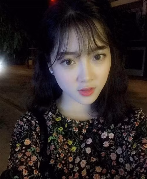 Hiện Ngân đang theo học tại Đại học Vinh. Tuy nhiên với nhan sắc nổi bật của mình, cô nàng nhận được rất nhiều lời mời làm thêm bằng việc chụp ảnh mẫu.