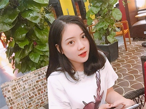 Cô gái đầu tiên tên là Lê Ngân gây ấn tượng nhờ thần thái chụp ảnh tự nhiên, có kinh nghiệm diễn xuất trước ống kính bởi cô làm mẫu ảnh cho một số shop thời trang trong thành phố cũng được 3-4 năm.