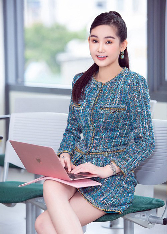 Lê Âu Ngân Anh cũng là một trong những chân dài hiếm hoi trở thành nữ giảng viên xinh đẹp.