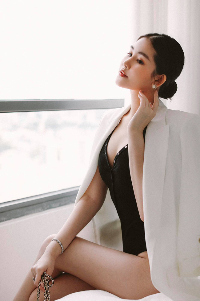 Lê Âu Ngân Anh được nhiều người biết tới khi đạt danh hiệu hoa hậu, đồng thời là giảng viên đại học trẻ tuổi của làng giải trí Việt.