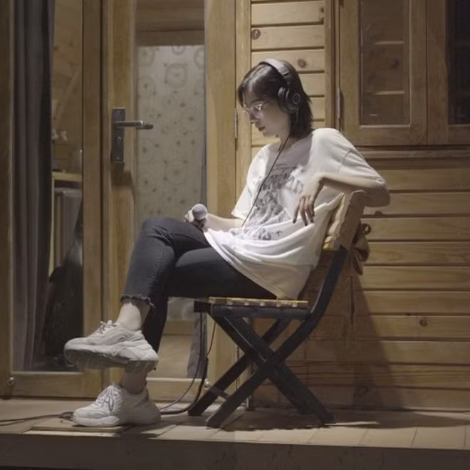 Mai Âm Nhạc trở thành hiện tượng ở cõi mạng khi sở hữu những clip tấu hài, những chia sẻ đi thẳng vào... vũ trụ chứ không phải lòng người.