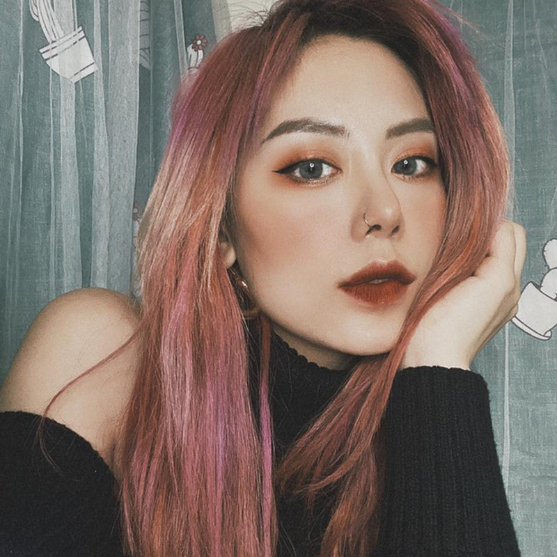 Với cá tính không lẫn đi đâu được, Mai Âm Nhạc còn "chinh phục" được nhiều người nổi tiếng như Thiều Bảo Trâm hay Tiên Tiên khi phải follow trang cá nhân lẫn các clip cô nàng đăng tải.