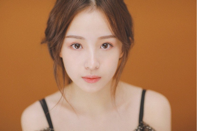 Châu Nhị Kha (tên tiếng anh là Chloe) đang là hot streamer trực thuộc kênh DouyuTV - một kênh chuyên về âm nhạc và game nổi tiếng ở Trung Quốc.