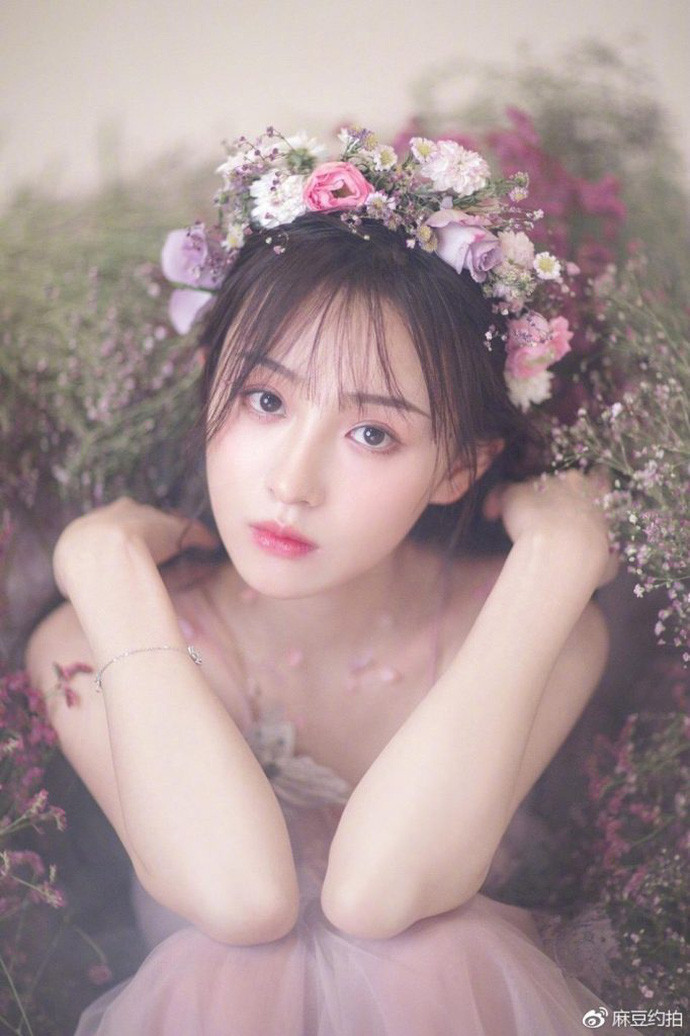 Bên cạnh việc stream game, Châu Nhị Kha còn thường xuyên cover lại các bài hát kinh điển của nhiều ca sĩ nổi tiếng, trong đó đặc biệt là các tác phẩm của Châu Kiệt Luân và Vương Phi, khiến cho nhiều người thậm chí còn gọi Châu Nhị Kha là Vương Phi của làng eSports.