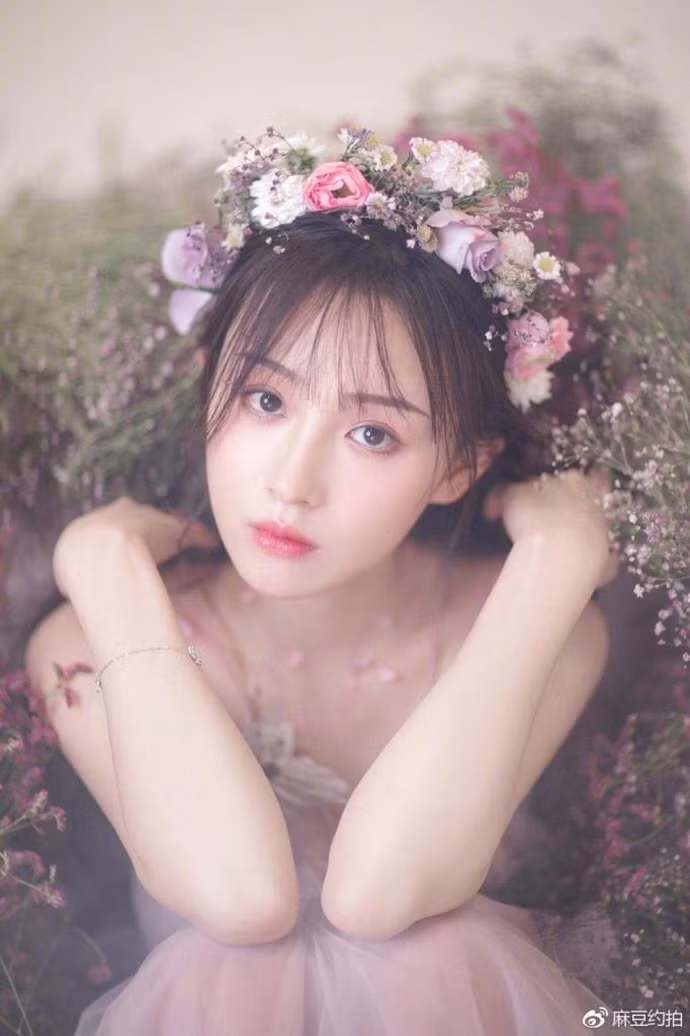 Bên cạnh việc stream game, Châu Nhị Kha còn thường xuyên cover lại các bài hát kinh điển của nhiều ca sĩ nổi tiếng, trong đó đặc biệt là các tác phẩm của Châu Kiệt Luân và Vương Phi, khiến cho nhiều người thậm chí còn gọi Châu Nhị Kha là Vương Phi của làng eSports.