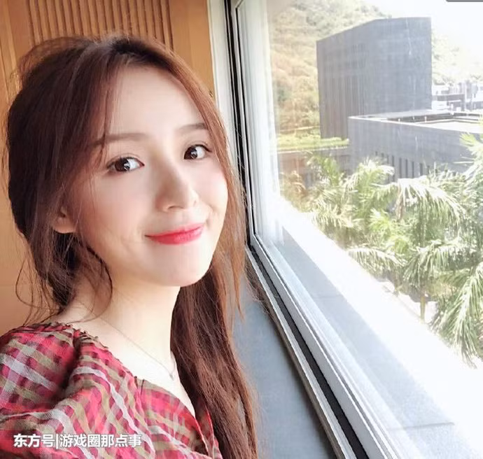 Nhưng không làm mất đi bản chất của tên gọi streamer, bản thân Châu Nhị Kha cũng là một game thủ sở hữu kỹ năng không phải dạng vừa, đặc biệt là với những tựa game MOBA như LMHT.