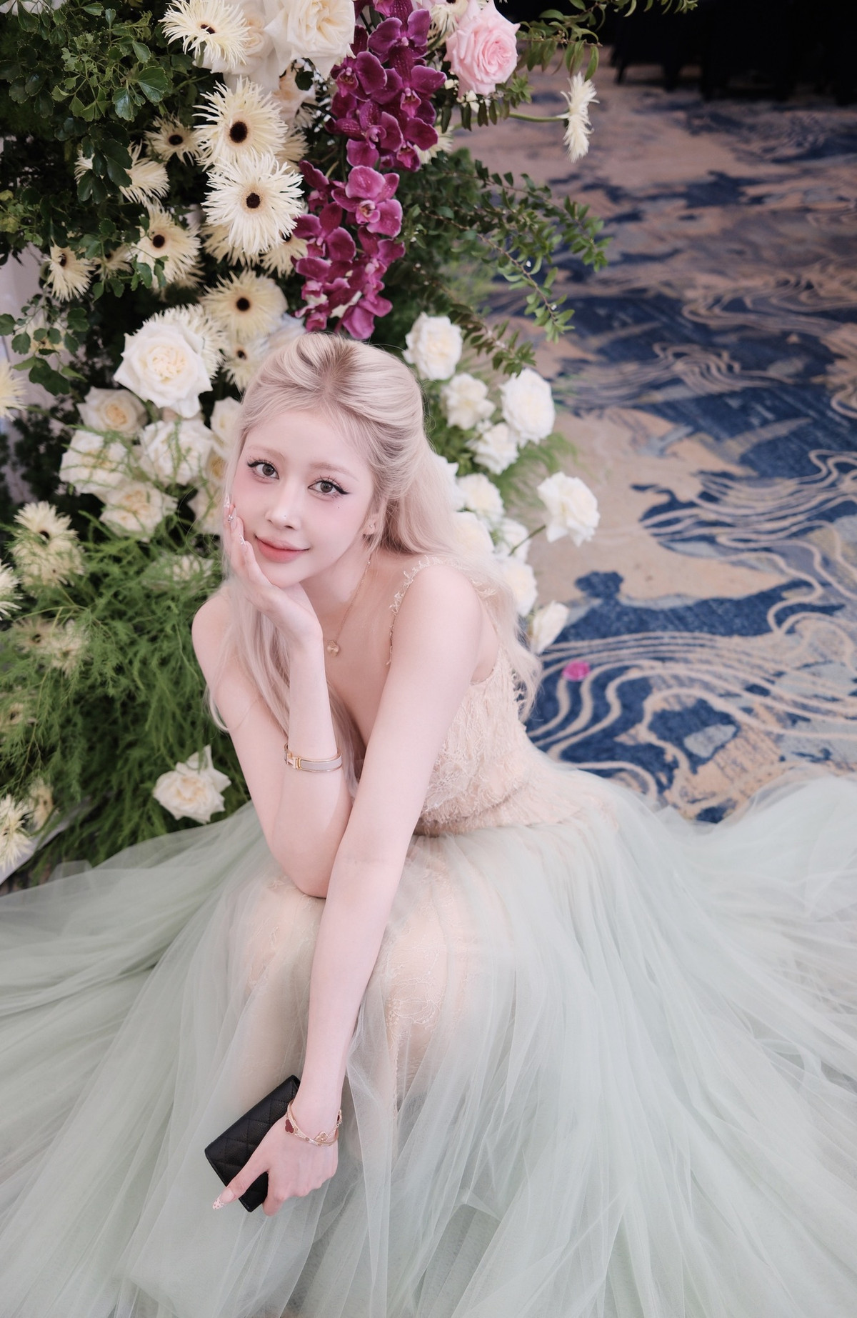 Mái tóc dài óng ả, đôi mắt biết nói và nụ cười rạng rỡ càng giúp cô nàng trở nên quyến rũ hơn trong từng khoảnh khắc.