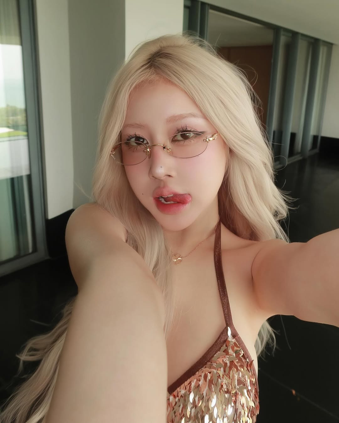 Hot girl 2k1 khoe trọn đường cong cơ thể một cách tự tin và quyến rũ.