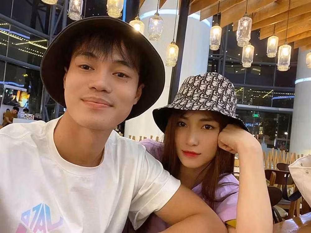 Thời gian gần đây, Văn Toàn được dân mạng tích cực "đẩy thuyền" cùng cô bạn thân 10 năm - nữ ca sĩ Hoà Minzy.