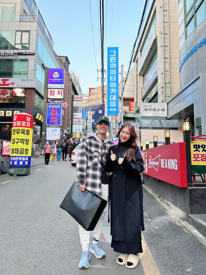 Tuy nhiên, cả hai Văn Toàn và Hòa Minzy đều chỉ coi nhau là bạn bè và việc chụp ảnh chung hay xuất hiện cùng nhau một cách thân thiết cũng là điều bình thường.