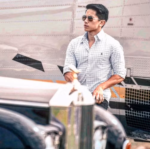 Hoàng tử Brunei thường xuyên đại diện Quốc vương Brunei tham gia vào những sự kiện chính trị trong và ngoài nước. Trả lời phỏng vấn trong một cuộc họp báo trước truyền thông, Hoàng tử Mateen vô cùng tự hào nói về quê hương của mình: