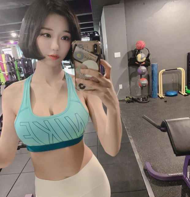 Không những không đỡ đần vợ, chồng Bitberry bị cho là ép vợ phát sóng với tần suất dày đặc, thậm chí mặc đồ mát mẻ để thu hút viewer.