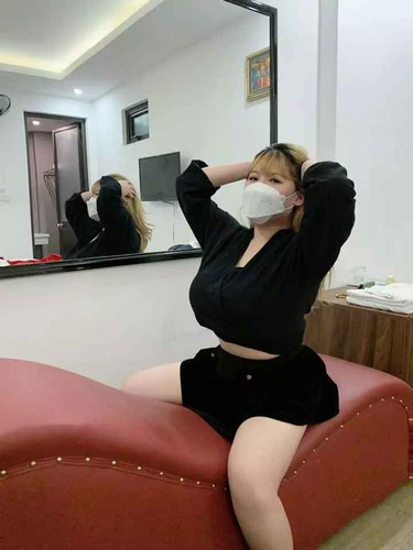 Dù mặc kín đáo cỡ nào thì vòng 1 khủng của hiện tượng mạng gốc Hải Dương vẫn luôn là tâm điểm.