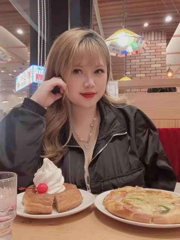 Đặc biệt, khi một tài khoản gợi ý: "Em có bán album không?", Thu Trang tuyên bố sốc: "Em mới nhập một rổ album. Anh mua em bán lỗ cho".