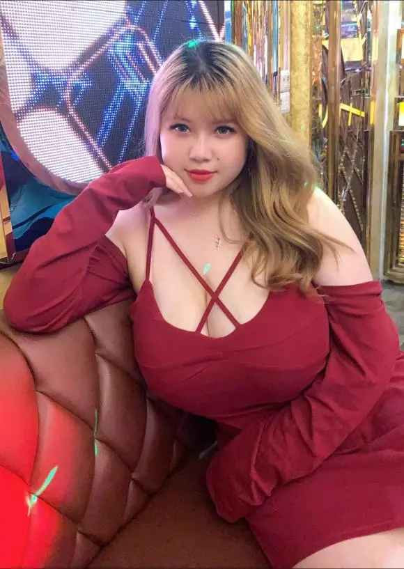 Vì bức hình chụp ở góc nghiêng nên khoảnh khắc ấy của Thu Trang càng nóng bỏng thêm.