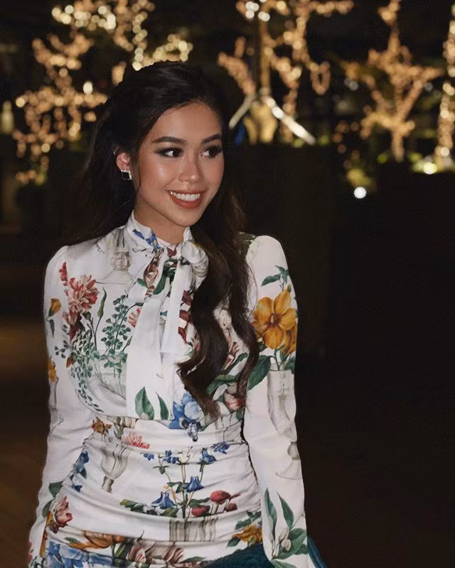 Cứ nhìn vào những set đồ của Tiên Nguyễn, hẳn ai cũng phải xuýt xoa không ngừng trước lối "chơi" phụ kiện vừa đắt đỏ vừa rất hợp cảnh của cô nàng.