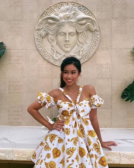 Không chỉ mặc đồ cá tính, đến cả những set váy áo "bánh bèo" cũng được Tiên Nguyên chinh phục thành công và thổi vào làn gió rất mới mẻ cho từng bộ cánh.