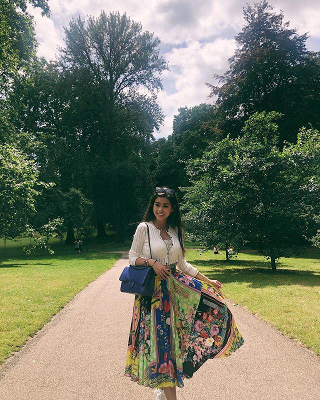 Thiết kế áo liền quần dáng ngắn với dây nơ thắt eo giúp Tiên Nguyễn khoe được vòng 2 con kiến cũng như đôi chân dài miên man.