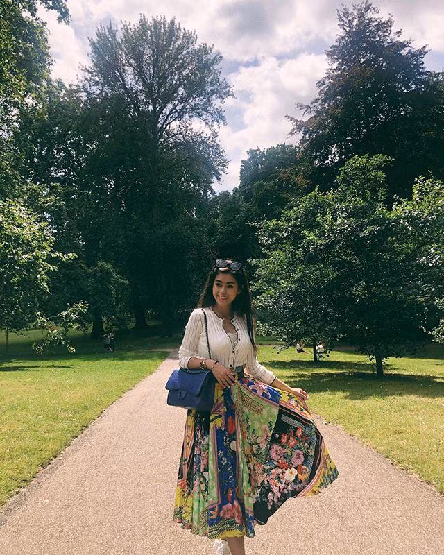 Thiết kế áo liền quần dáng ngắn với dây nơ thắt eo giúp Tiên Nguyễn khoe được vòng 2 con kiến cũng như đôi chân dài miên man.