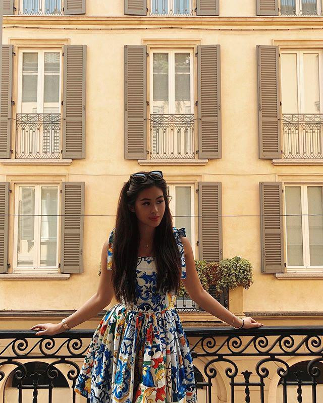 Cứ ngỡ Tiên Nguyễn đích thị là quý cô cá tính, thường chỉ mặc đồ đen tối giản, thế nhưng ít ai biết, rich kid cũng là "tín đồ" của những set trang phục đậm chất nữ tính.