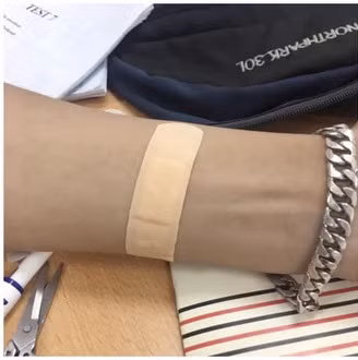 Bỏ qua hết cách thức quay cóp trong phòng thi thông thường, cậu bạn nghĩ ra 1 cách rất tinh vi hòng qua mặt thầy cô bằng cách viết kiến thức vào mặt trong của miếng băng rồi dán lên tay giả vờ như bị thương.