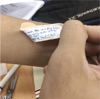 Không biết cậu bạn có quay cóp bài trót lọt và làm bài thi đạt được điểm cao hay không. Nhưng khi thấy cách này không ít bạn học sinh khác đều thốt lên rằng chiêu này tốn tiền quá, chắc phải mua urgo dán kín người mới đủ.