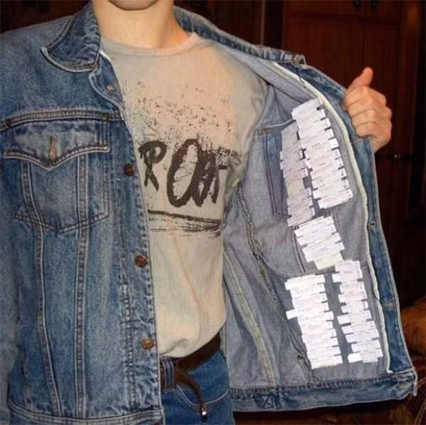 Áo phao thế này vào phòng thi liệu có bơi nổi vào bờ.