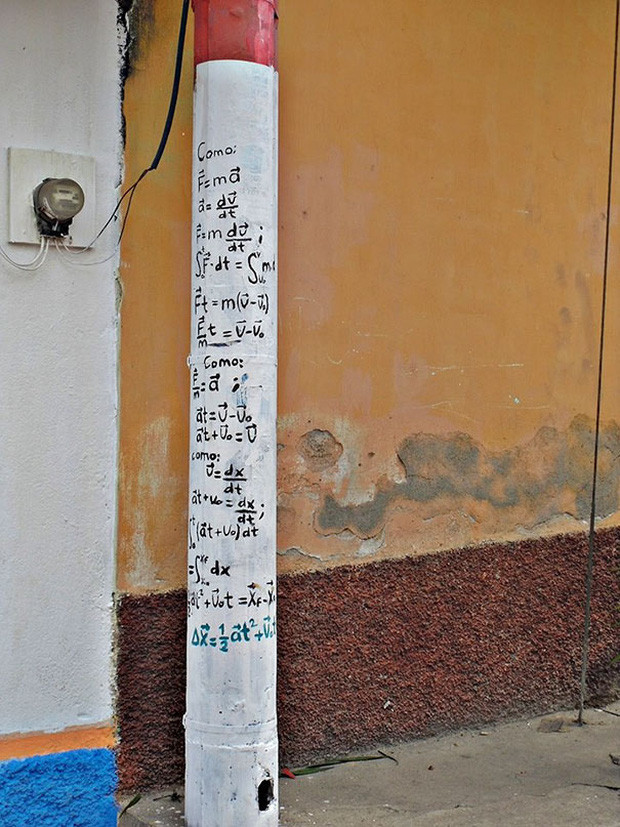 Cây cột điện nơi góc sân trường cũng trở thành phao cứu nạn.