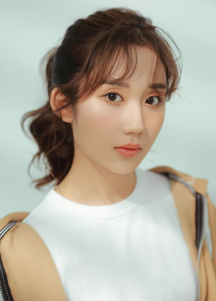 Mina Young tên thật là Nguyễn Nga, sinh năm 1998. Cô bạn hiện là sinh viên khoa Thanh nhạc của ĐH Văn hóa Nghệ thuật Quân đội.