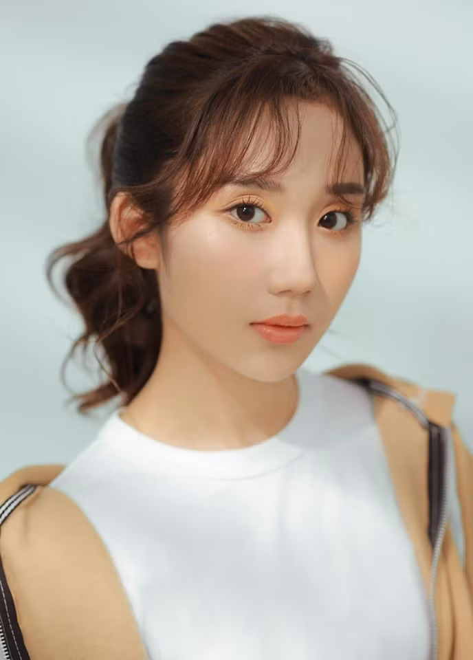 Mina Young tên thật là Nguyễn Nga, sinh năm 1998. Cô bạn hiện là sinh viên khoa Thanh nhạc của ĐH Văn hóa Nghệ thuật Quân đội.