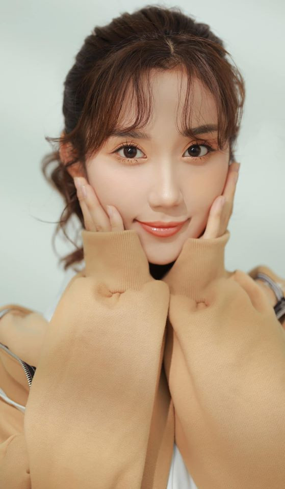 Vẻ ngoài của Mina được so sánh với hot girl Hàn Quốc, nhất là ở đôi mắt to cùng gương mặt nhỏ nhắn.