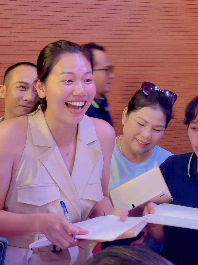 Ánh Viên vui vẻ ký tặng người hâm mộ với thái độ thân thiện, niềm nở.