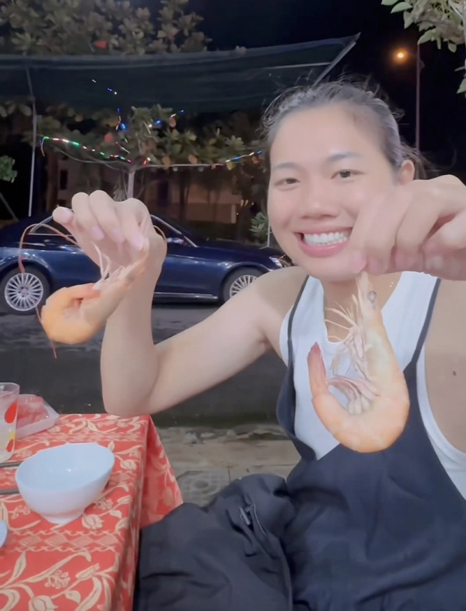 Ánh Viên ăn vận giản dị, hào hứng với bữa hải sản ven đường.