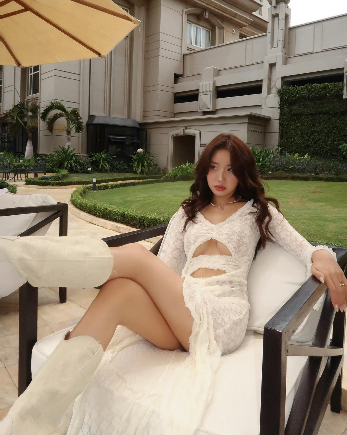 Đáng chú ý khi mới đây Huyền 2k4 khiến dân mạng "đã mắt" khi tung những bức ảnh đồ ren quyến rũ.