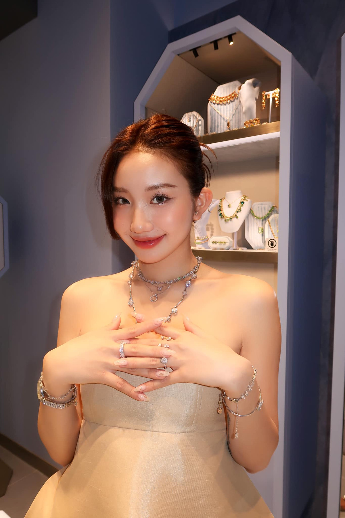 Bên cạnh những bình luận khen ngợi vóc dáng "10 điểm không có nhưng" của hot TikToker, một số lại cho rằng cô nên thay đổi phong cách ăn mặc để phù hợp với người đã có gia đình.