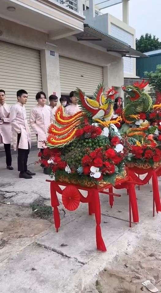 Đám hỏi của cô dâu chú rể cũng được trang trí toàn bộ bằng hoa tươi vô cùng lộng lẫy.