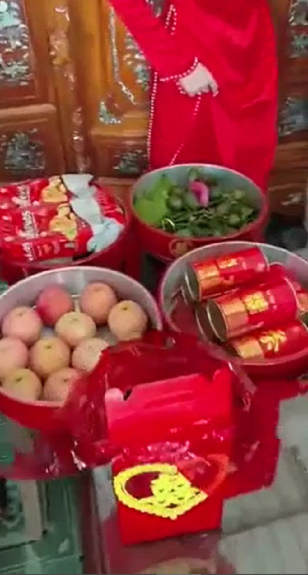 Tuy nhiên, trái với sự hoành tráng ở trên thì bộ tráp cưới này lại quá mức đơn giản, xuề xòa. Khi nhìn thấy những mâm tráp này cô dâu gương mặt buồn thiu không thể cười nổi.