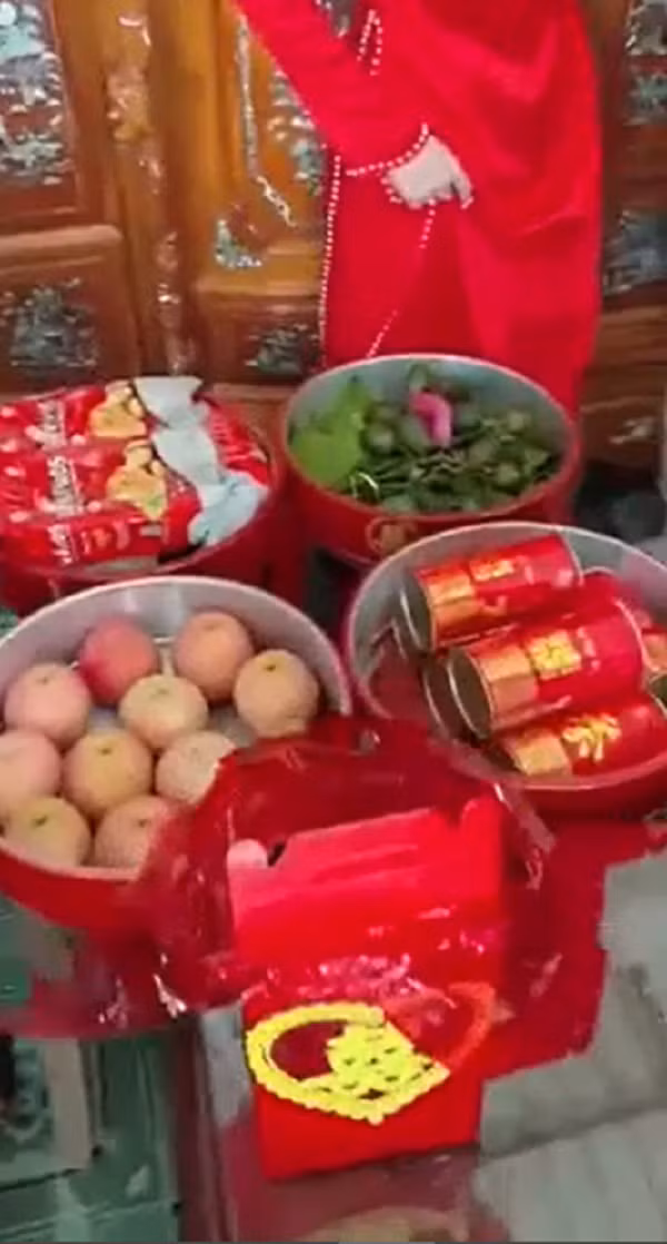 Tuy nhiên, trái với sự hoành tráng ở trên thì bộ tráp cưới này lại quá mức đơn giản, xuề xòa. Khi nhìn thấy những mâm tráp này cô dâu gương mặt buồn thiu không thể cười nổi.