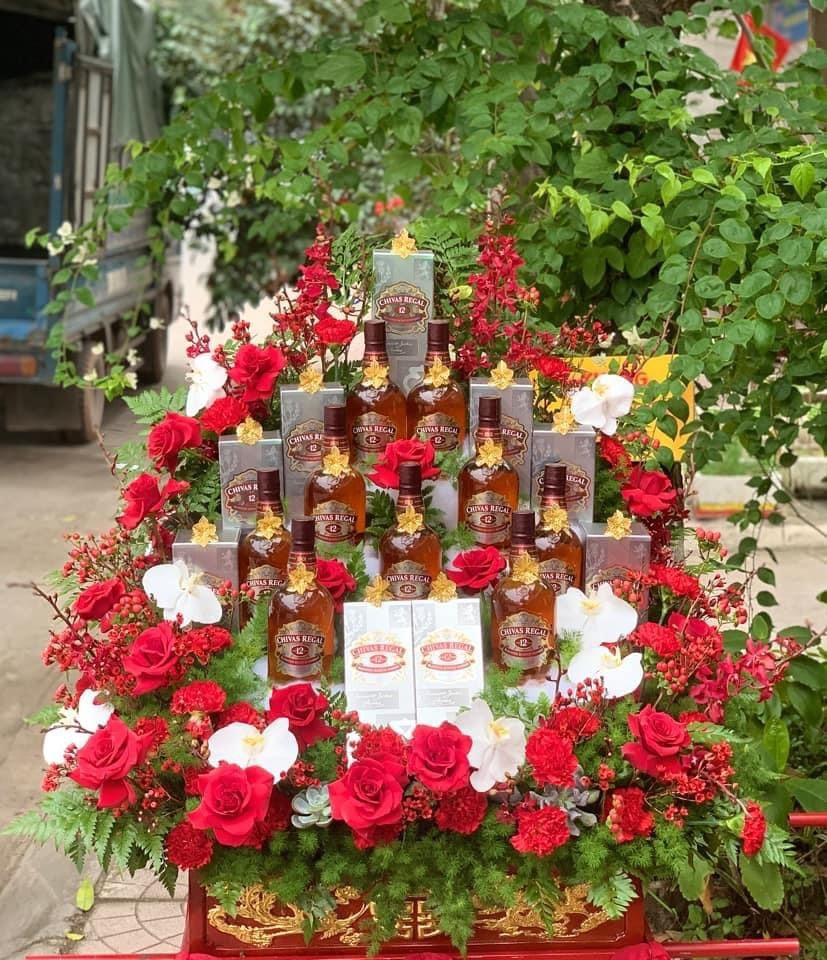 Vì dàn tráp ăn hỏi quá “đồ sộ” mà nhà trai còn phải chuẩn bị cả kiệu để đỡ mới có thể khuân vào bên trong nhà cô dâu.