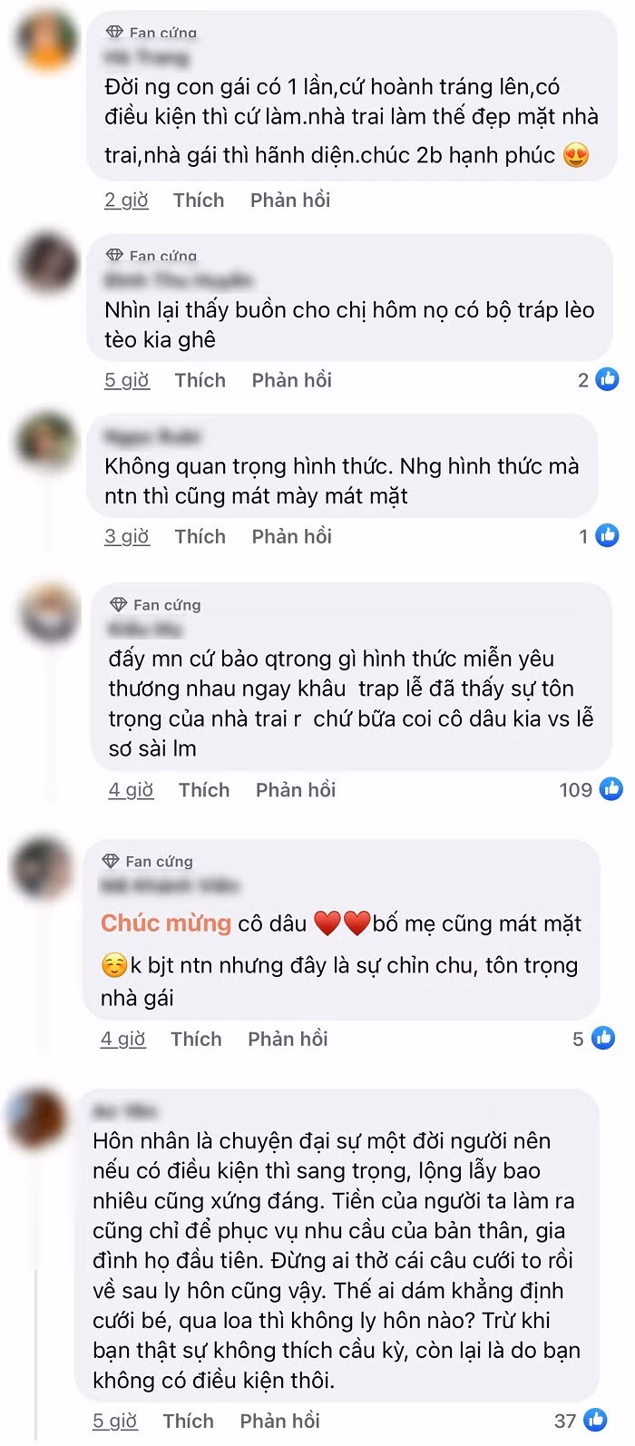 Cụ thể, hình ảnh nhà trai mang từng tráp cưới vào nhà gái được đăng tải trên mạng xã hội. Trong đoạn video, gương mặt của cô dâu có vẻ thất thần khi nhìn từng tráp được mở ra. Số tráp cưới không những quá ít mà còn không được trang trí cẩn thận. Theo đó, tổng số tráp nhà trai mang đến chỉ có vỏn vẹn 4 tráp đơn giản.