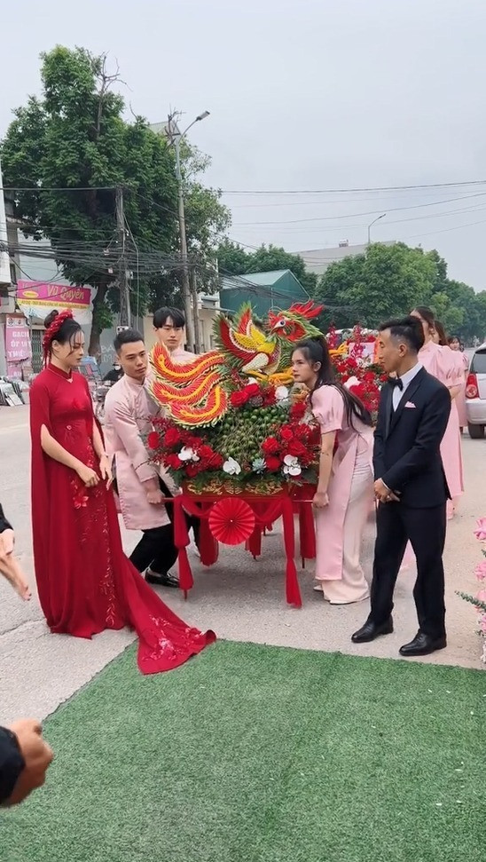 Mới đây, mạng xã hội rần rần chia sẻ một bộ tráp ăn hỏi cưới rồng phượng siêu khủng của cô dâu Bắc Giang.