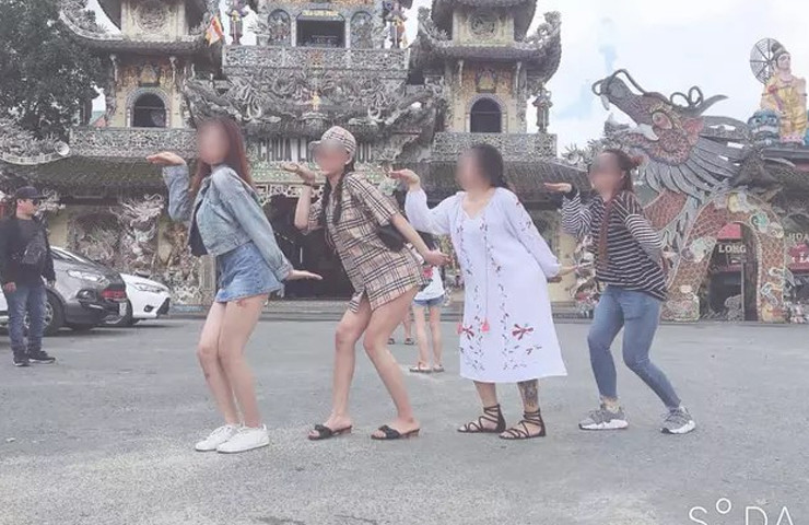 Nhóm bạn trẻ diện váy ngắn khi đến thăm chùa Linh Phước (Đà Lạt).