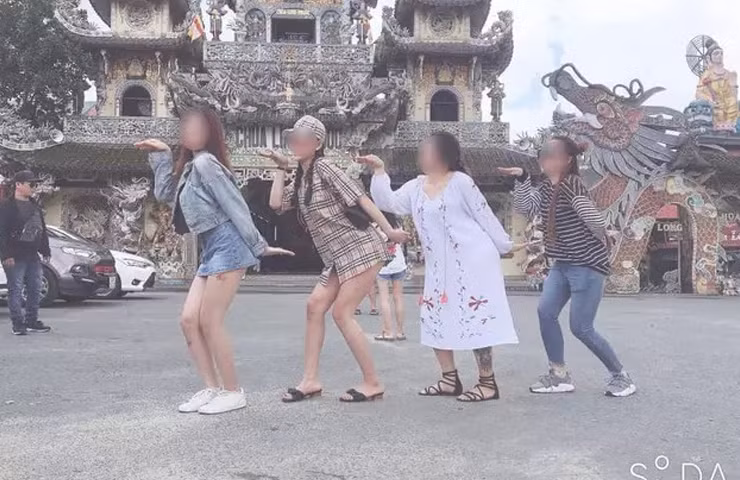 Nhóm bạn trẻ diện váy ngắn khi đến thăm chùa Linh Phước (Đà Lạt).