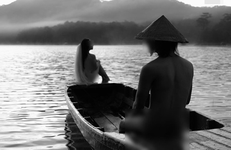 Sau đó, hình ảnh du khách chụp ảnh nghệ thuật nhưng ăn mặc phản cảm nhận về nhiều chỉ trích từ dân mạng.