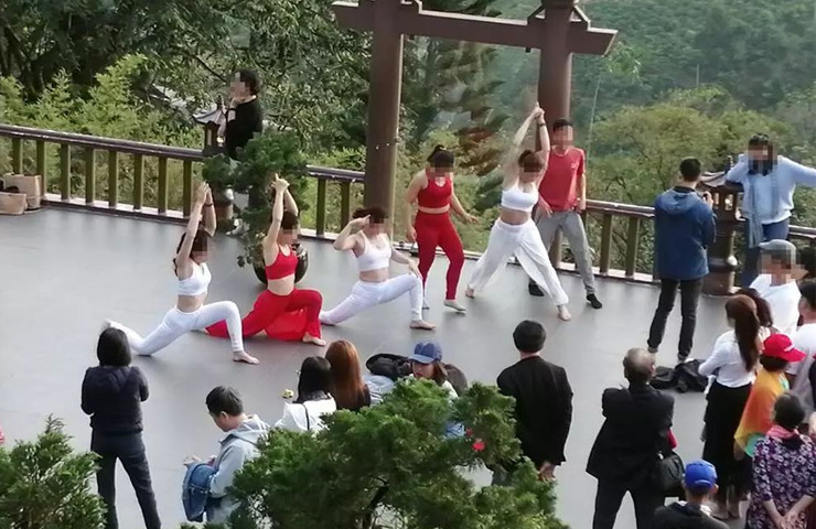 Dân mạng bức xúc vì nhóm phụ nữ mặc đồ tập yoga, tạo dáng chụp ảnh ở cổng trời chùa Linh Quy Pháp Ấn. Trang phục hở bụng được cho là không phù hợp khi chụp ảnh ở chốn linh thiêng.